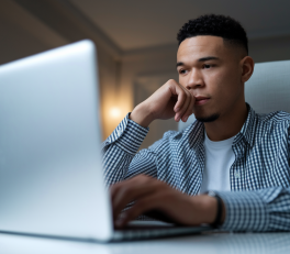 Comment choisir une formation en ligne adaptée à mon parcours scolaire ?